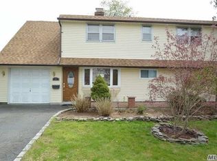 11 Piper Ln, Levittown, NY 11756