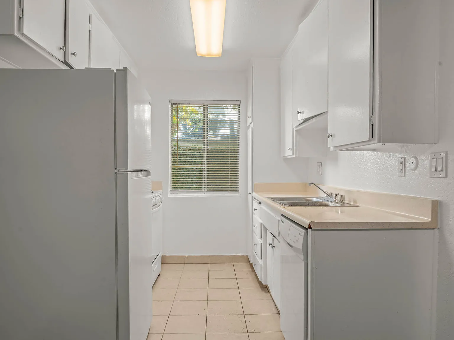5900 Reseda Blvd — Photo 2