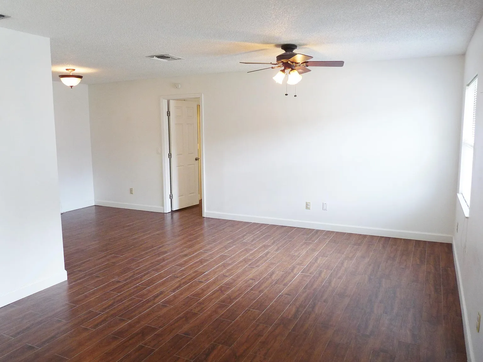 3 bed, 1380 sqft, $2,100 — Photo 4