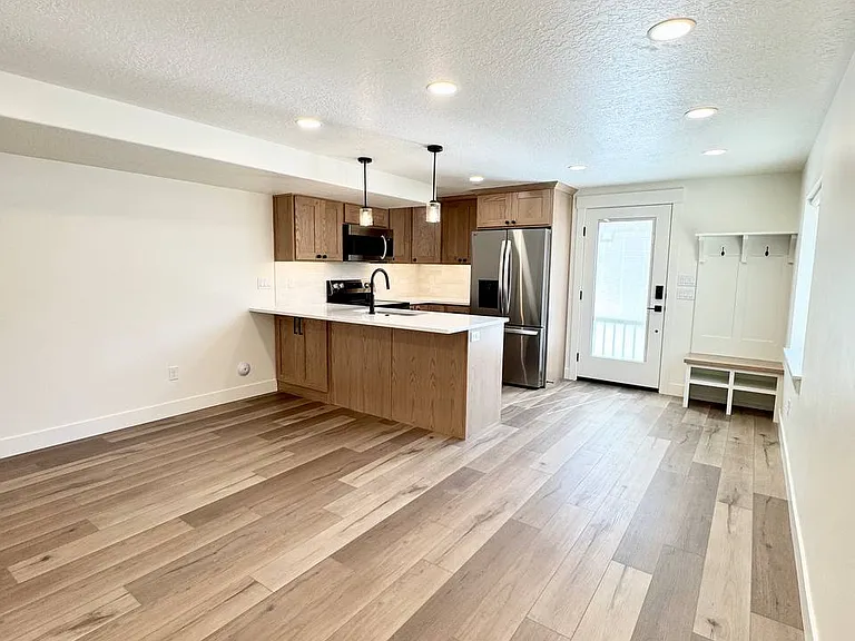 698 S Lake View Dr #B — Photo 1