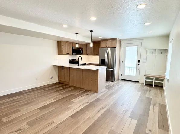 698 S Lake View Dr #B, Vineyard, UT 84059