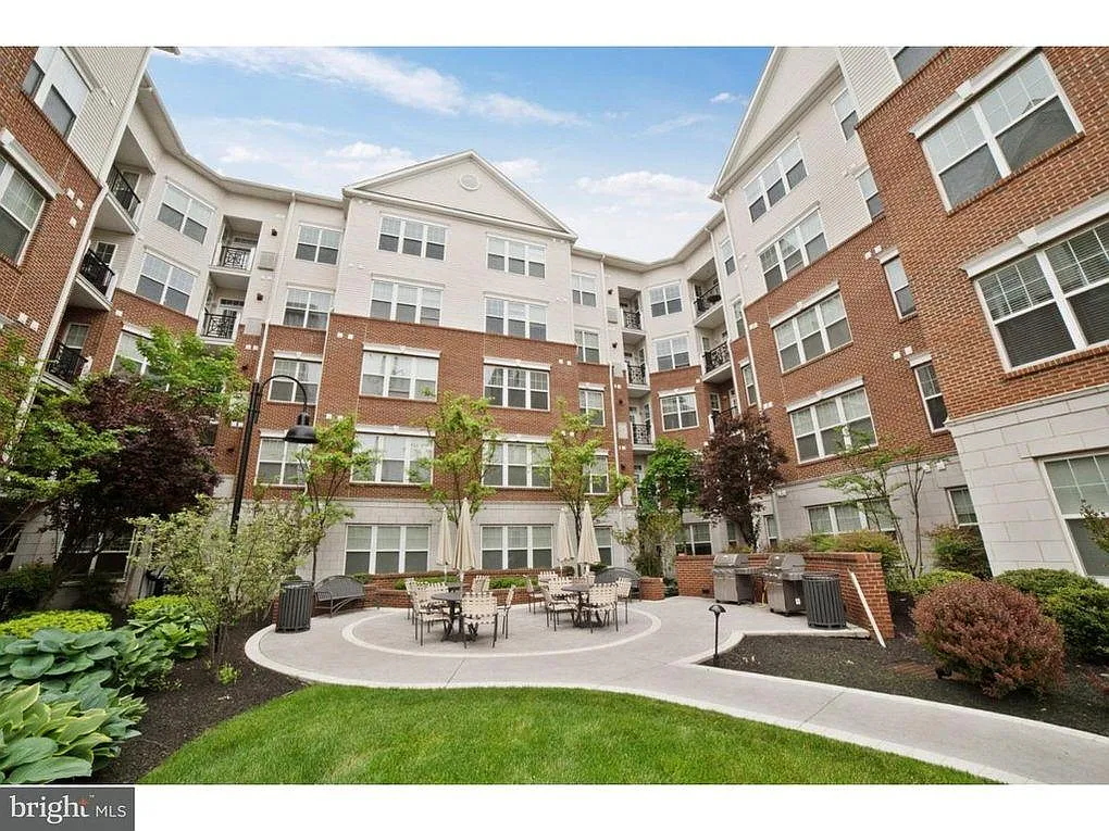 Building Photo - 300 W Elm St #2119