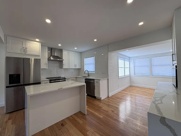 2302 Hyde Park St — Photo 3