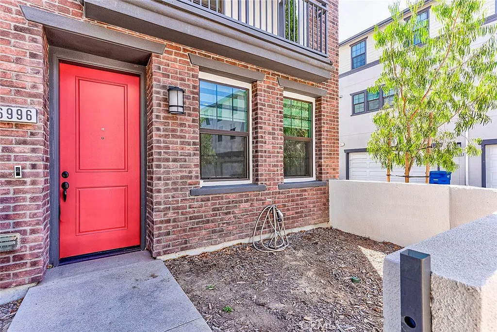 4 bed, 4.0 bath, 1870 sqft, $4,000 — Photo 4