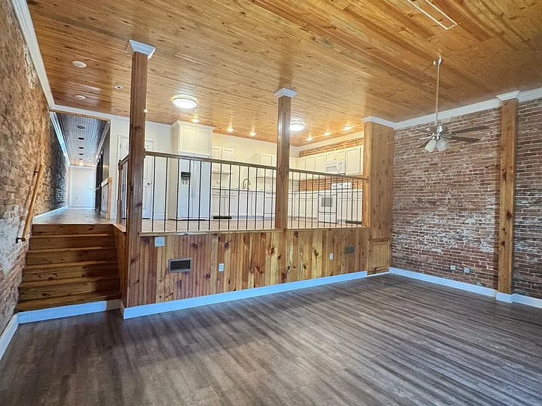 33 W Oak St #A — Photo 2