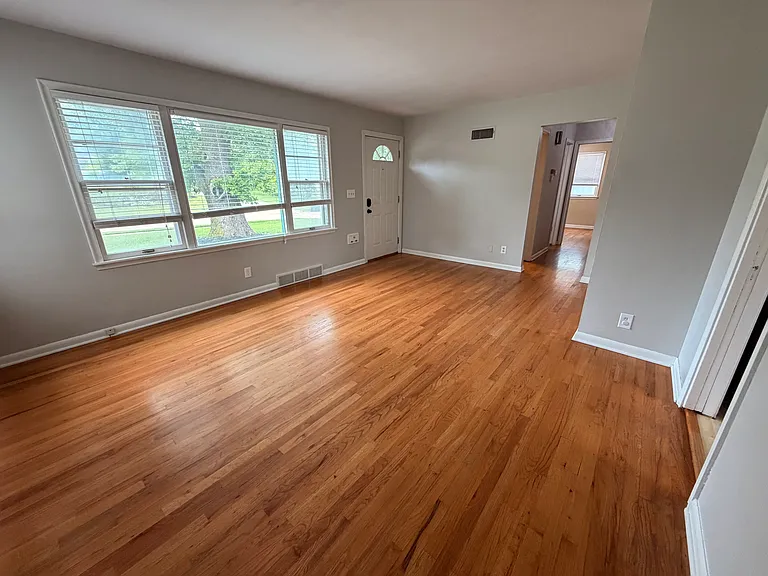 710 S 67th Ave — Photo 5