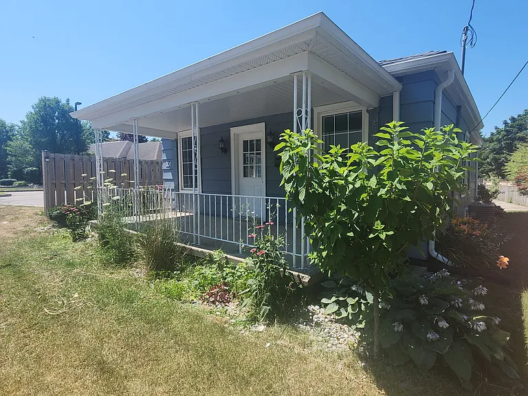 206 Caradoc St S — Photo 1