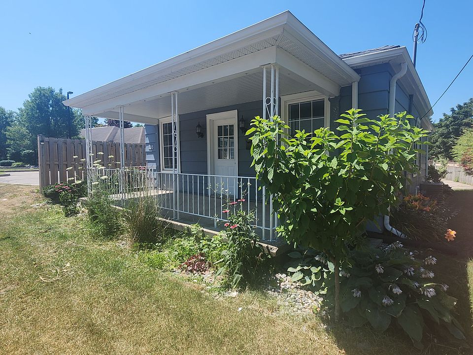 1st image of 206 Caradoc St S