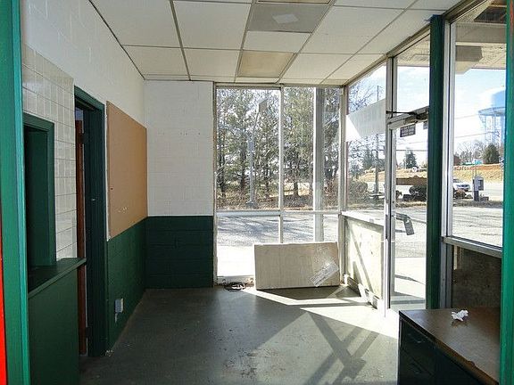 4th image of 4927 S Amherst Hwy