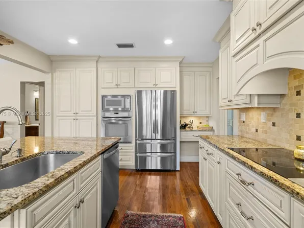 8800 N Bayshore Dr, Miami, FL 33138