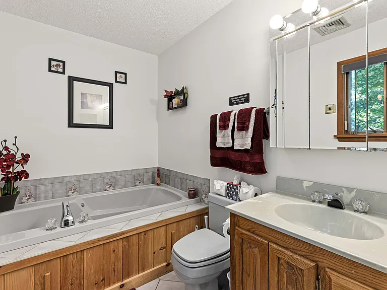 2174 Lakeview Dr E — Photo 27