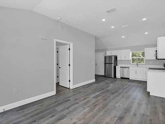 5th image of 25 Hemlock Radial Dr