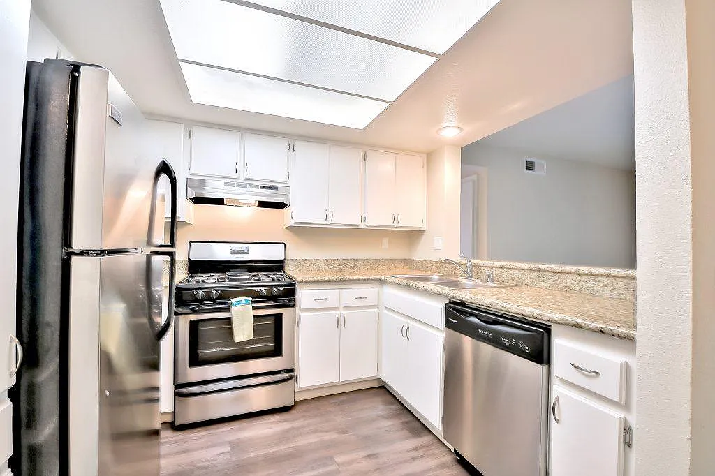 Cross Creek Apartments — Photo 2
