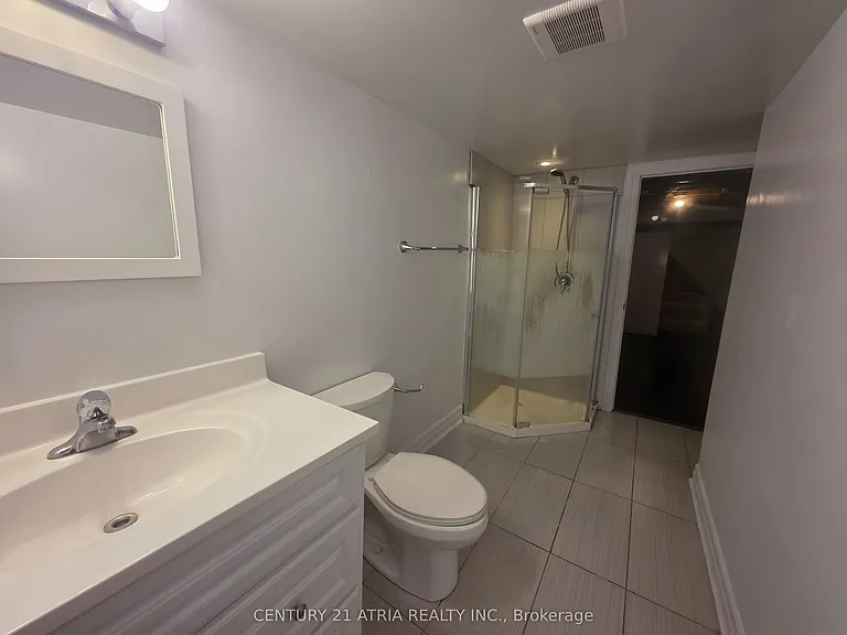 18 Grandview Ave #LOWER — Photo 8