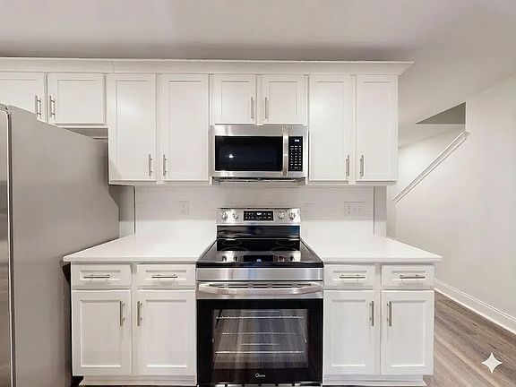 4th image of 208 Winding Chestnut Dr