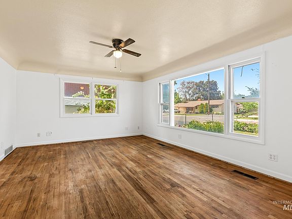 3rd image of 2117 Crescent Dr