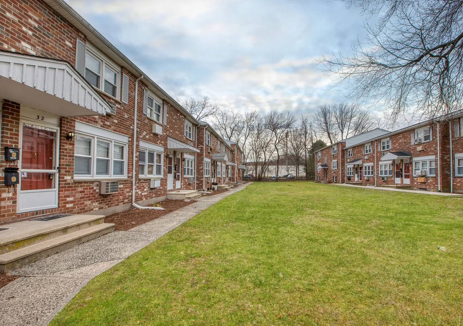 Beautiful two-bedroom townhouse condo with open floor plan — Photo 4