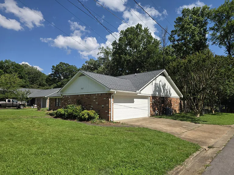 707 Chestnut Dr — Photo 3