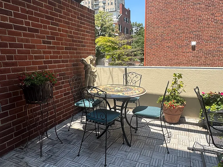 637 Spruce St — Photo 6