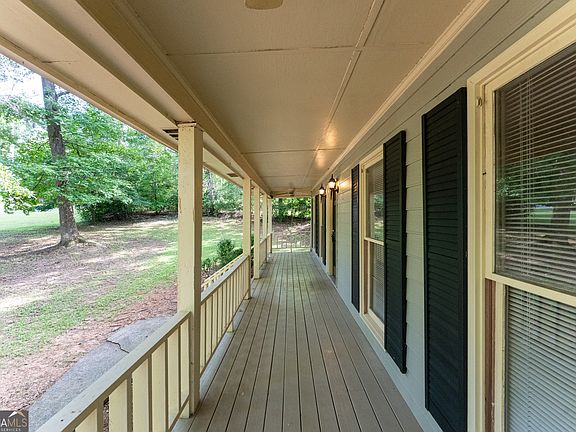 3rd image of 3104 Heritage Rd NE