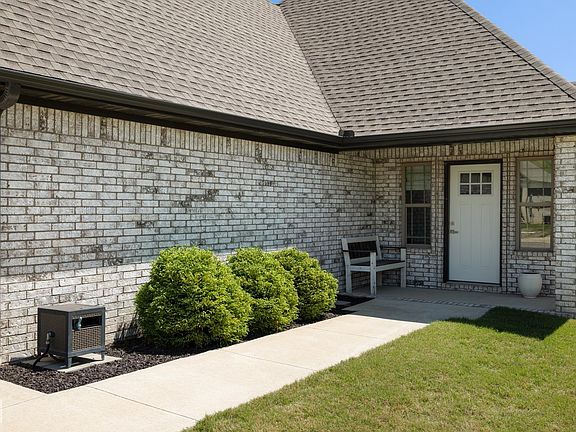 4th image of 924 Sandra Ln