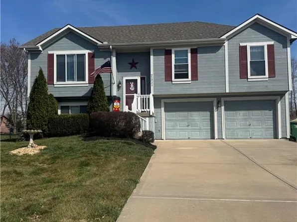 21921 Gracie Dr, Peculiar, MO 64078