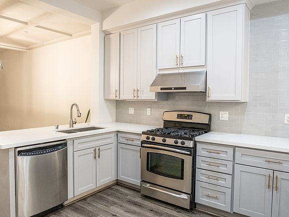 3rd image of 246 Kentdale Pl