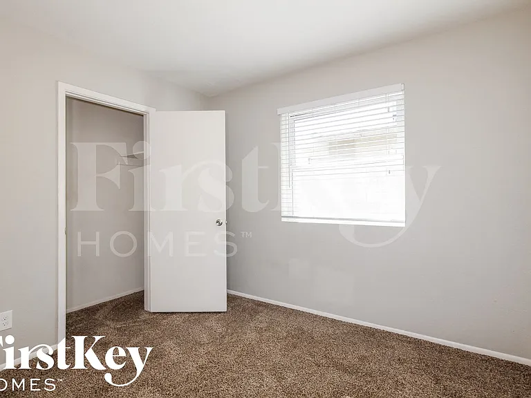 2324 E Paradise Dr — Photo 10