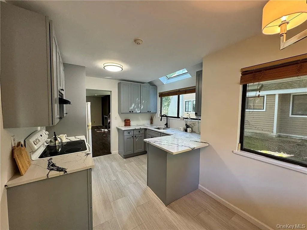 3 bed, 2.5 bath, 1553 sqft, $5,900 — Photo 4
