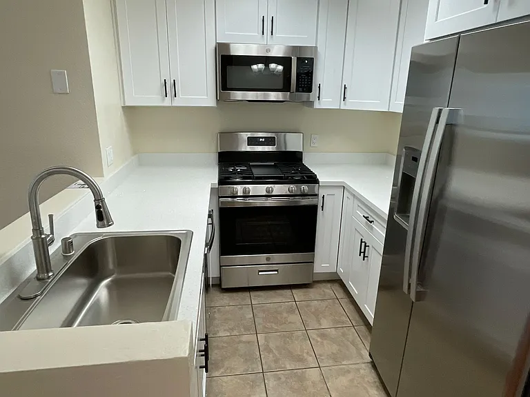 6610 Balboa Blvd #3 — Photo 1