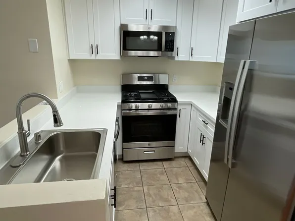 6610 Balboa Blvd APT 3, Lake Balboa, CA 91406