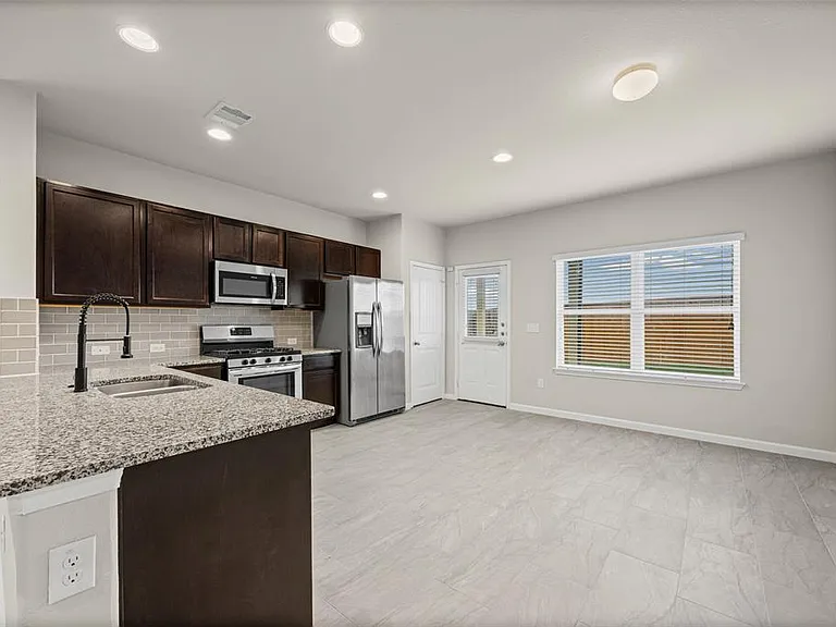 1121 La Conterra Blvd — Photo 5