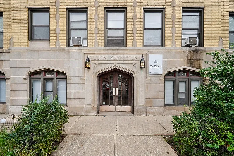 Evelyn Apartments