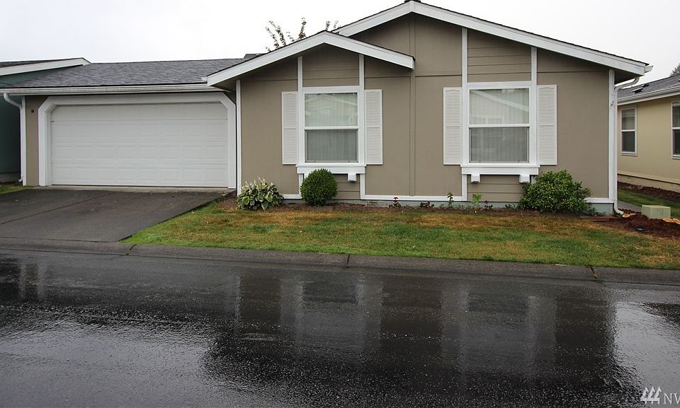 New roof, flooring and exterior paint! 