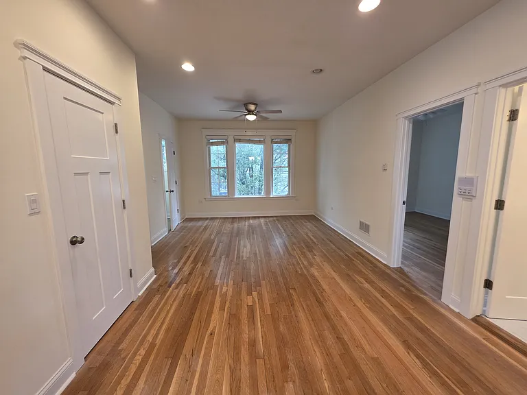 2343 W Winona St #2E — Photo 4