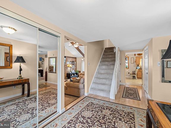 5th image of 43 Meadowrue Ct