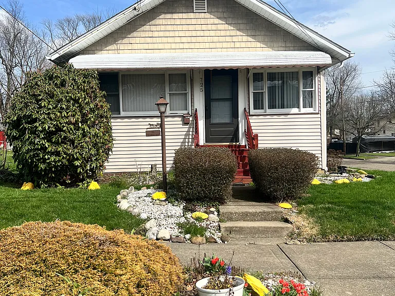 725 Hudson Ave — Photo 1