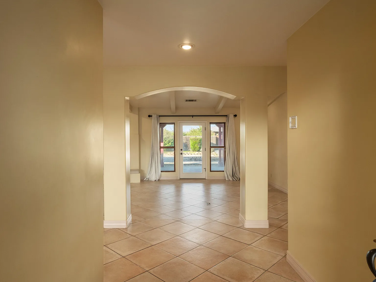 3 bed, 2.5 bath, 2122 sqft, $2,600 — Photo 4