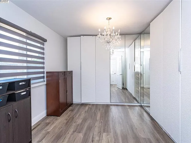Master Bedroom 1: Closet