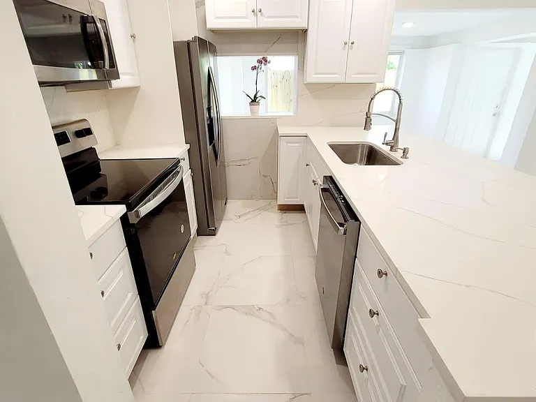 900 SW 31st St — Photo 11