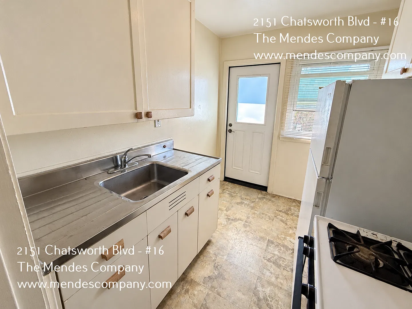Upstairs 1BD/1BA in Prime Point Loma Location Hardwood Floors & On-Site Laundry! — Photo 3