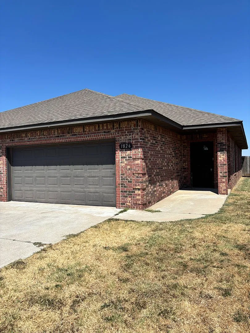 3br 2ba duplex with 2 car garage! — Photo 1