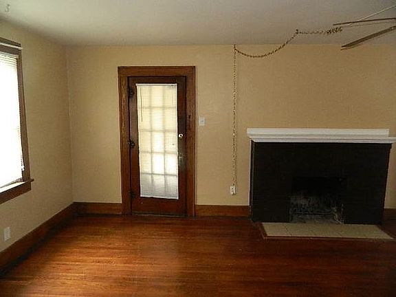 Wood Floors/Large Living Room
