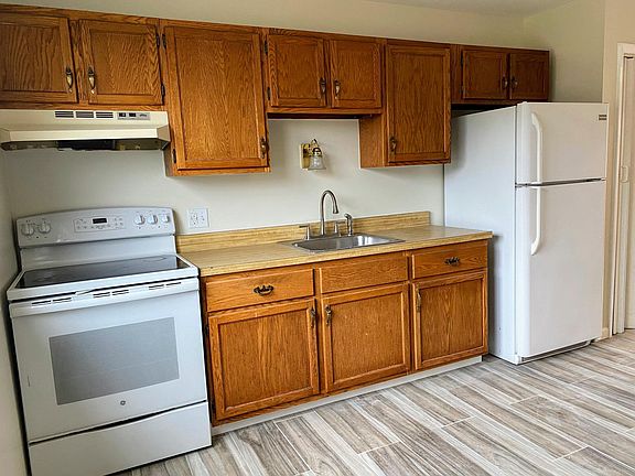 4th image of 60 Belair Dr #60