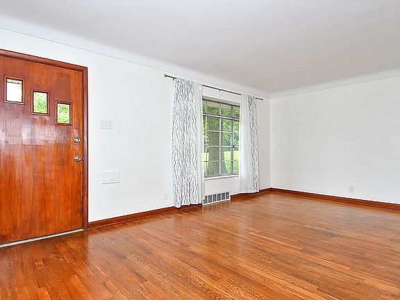 5th image of 321 Yarmouth Ln