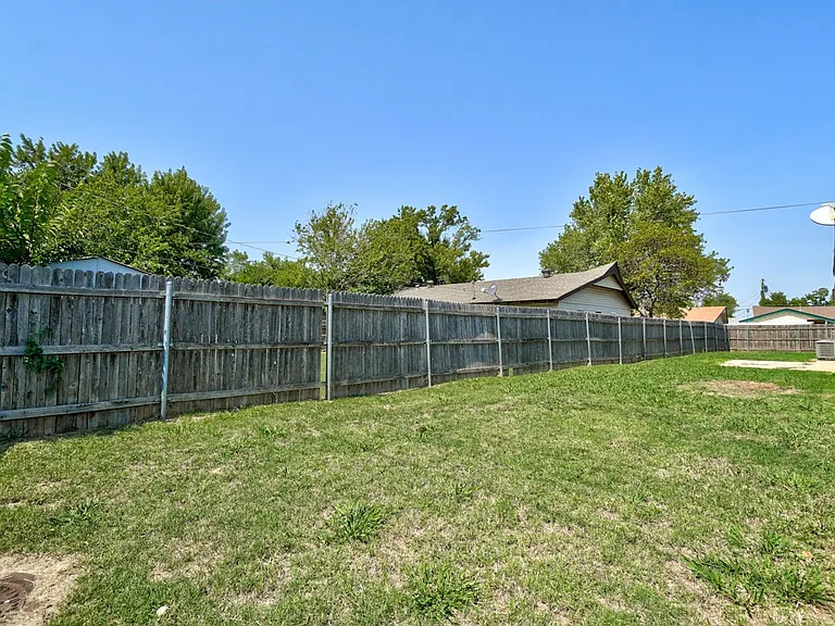 1401 Hampton Dr — Photo 43