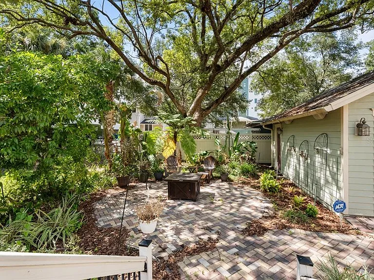 613 E Pine St — Photo 24