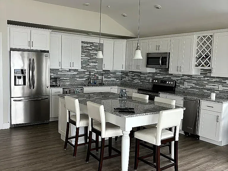 377 Ocean Blvd — Photo 4