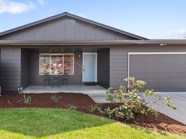 2242 W Hayes St, Woodburn, OR 97071