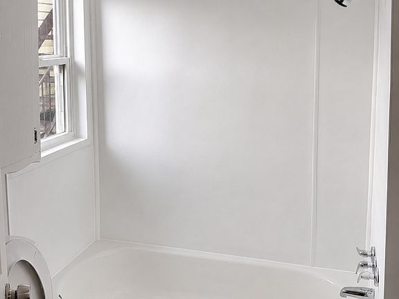 2nd image of 215 SE 38th St #215